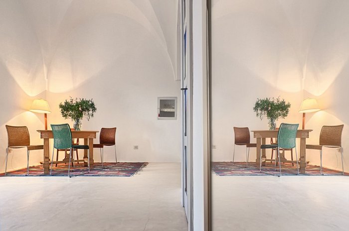 Apartment Ceglie Messapica_living area through mirror