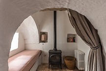 Trullo Iduna alcove with single bed and wood burner