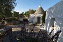 Trulli Bianchemura_various outside areas for relaxation