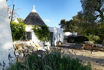 Trulli Bianchemura_various outside areas for relaxation