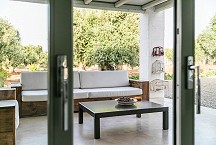 Lamia Parco Paolino Wohnraum mit Sicht auf Veranda und Olivenhain