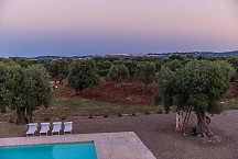 Lamia Parco Paolino evening view onto the pool and Ostuni