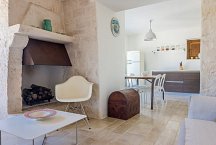 Casa Benita_Wohnzimmer mit Kamin mit Blick auf Essplatz und Küche