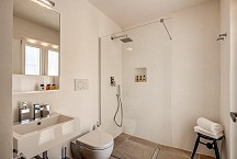 Lamia del Riccio 1 of 3 bathrooms