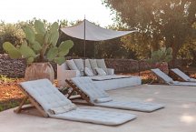 Masseria Marvicino_lounge by the pool