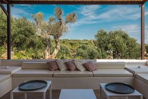 Trullo Silvano_veranda with sofas and dining